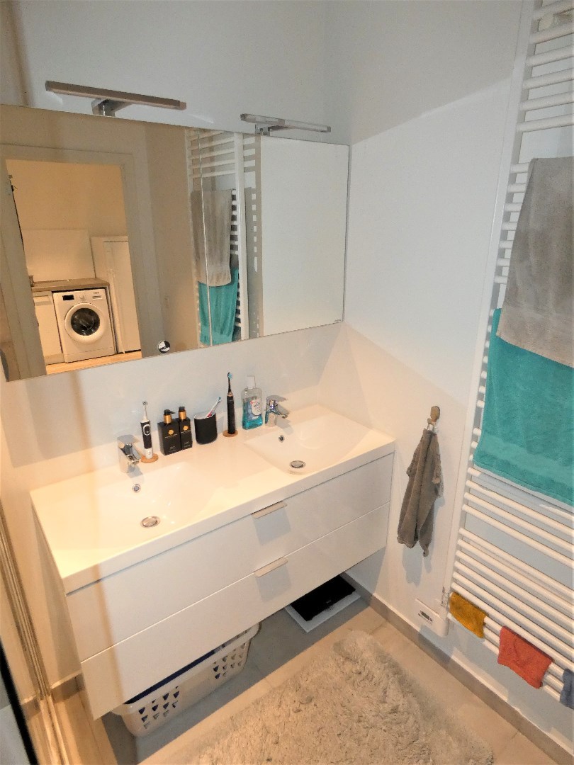 Gezellig appartement, gelijkvloers, met 1 slaapkamer en garage. 