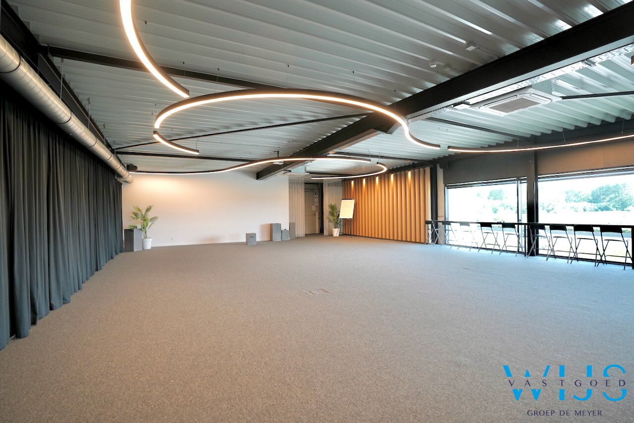 UNIEKE kantoorruimte (boven KLAAR) te Assenede ! 