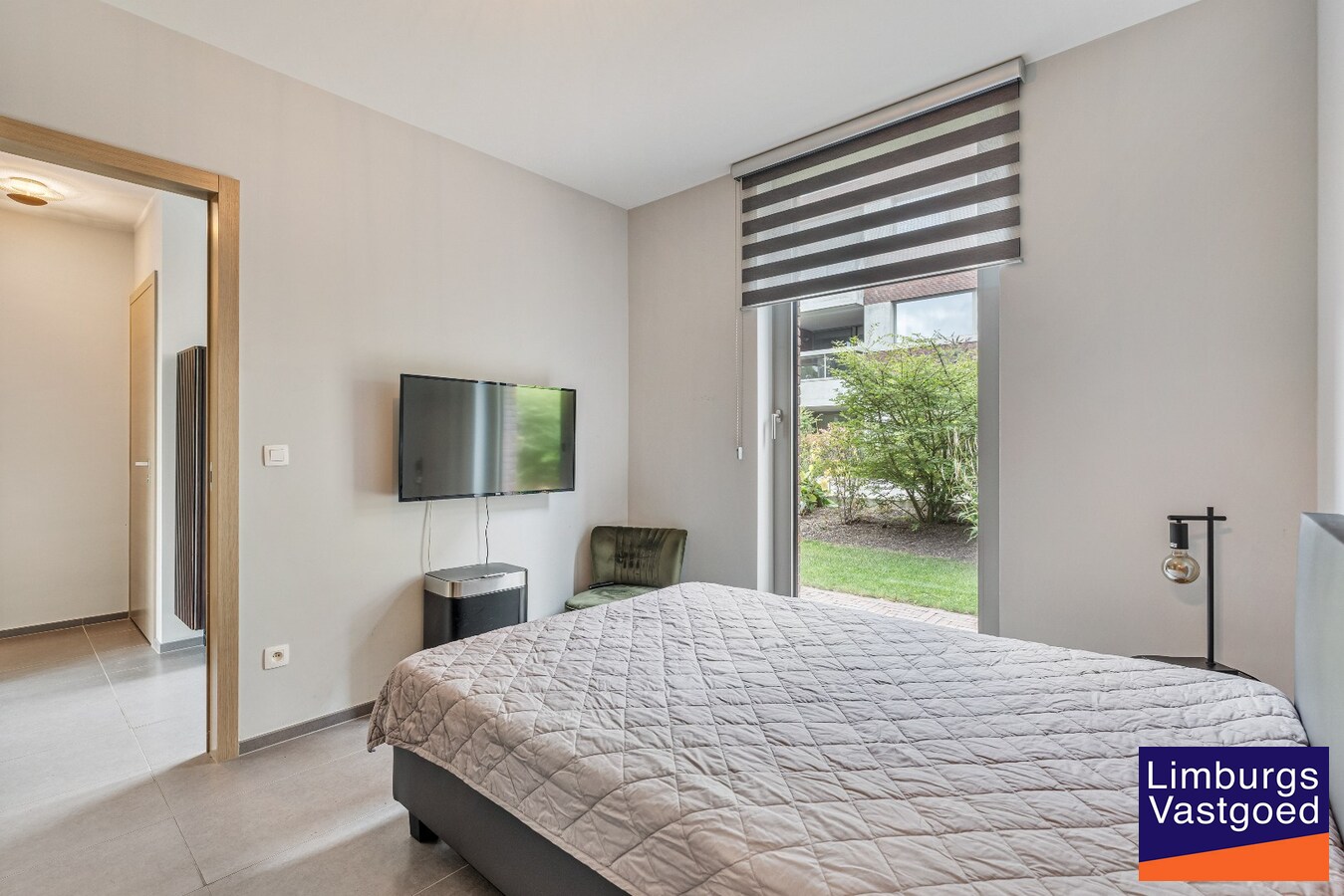 Exclusief gelijkvloers appartement met ruime terrassen, 2 slpk, extra brede autostaanplaats, centrum Genk 