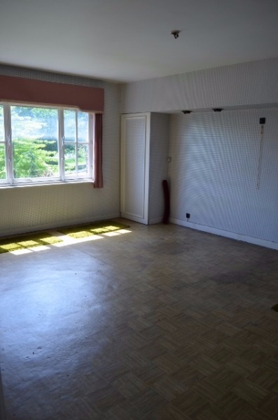 Te strippen / nieuw te bouwen woning en bijgebouwen op 906m² commercieel gelegen te Eeklo 