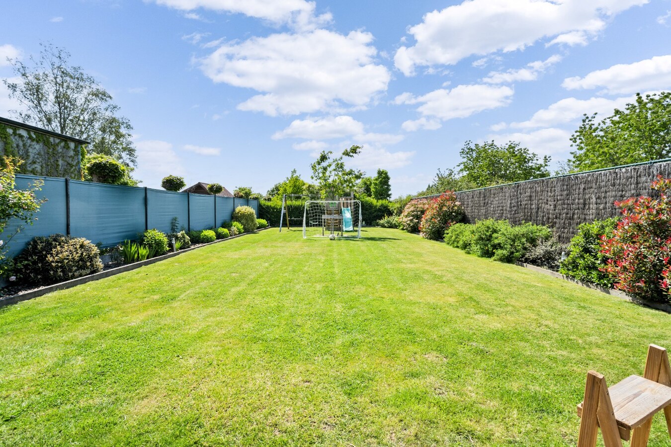 Centraal gelegen woning op uiterst ruim perceel van 1784 m² 