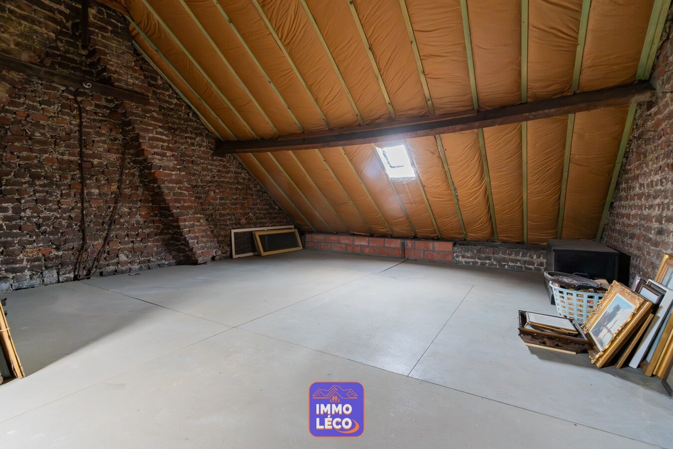 Double maison avec beaux volumes, garage et jardin, érigée sur 447m² ! 