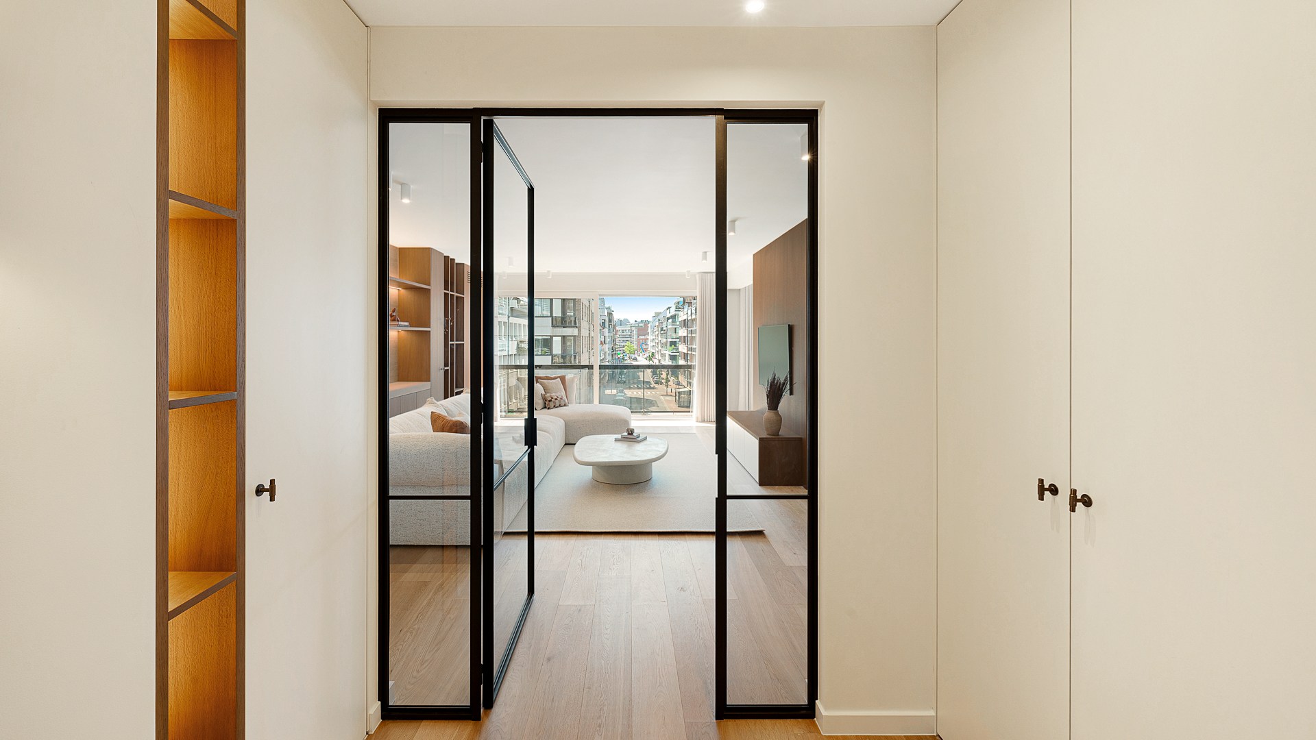 Appartement d'angle spacieux et luxueusement rénové avec des vues dégagées et une largeur de façade de plus de 16 mètres. 