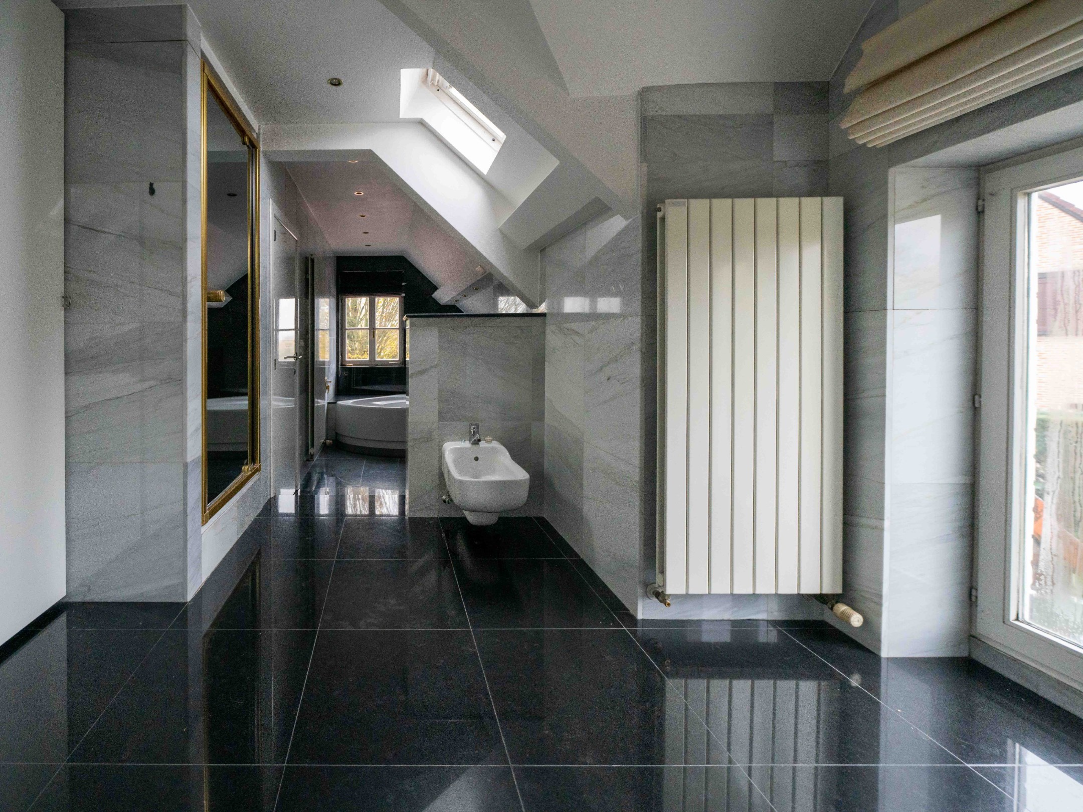 Villa met dubbele garage verscholen in het groen 