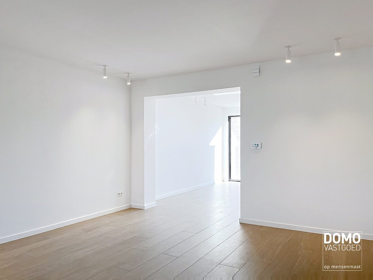 Instapklare totaalrenovatie met luxueuze afwerking, 4 slaapkamers en zuidgerichte tuin 