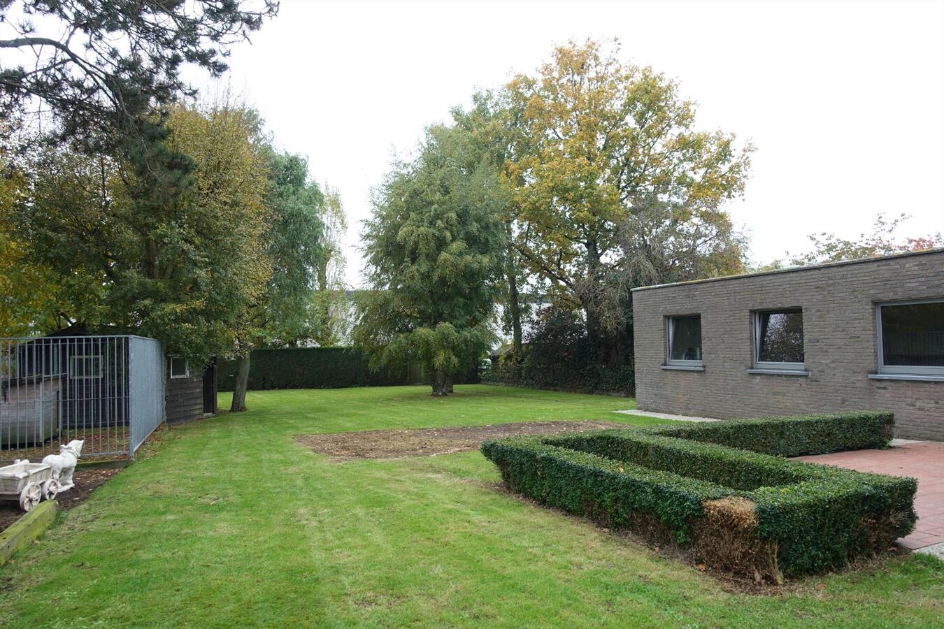 Alleenstaande woning met grote tuin - 2 garages 