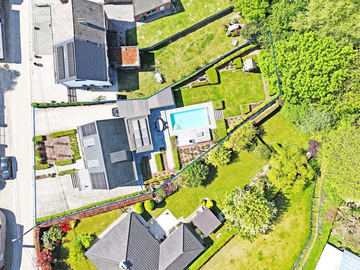 Gerenoveerde villa met zwembad grenzend aan kasteel te Leeuwergem 