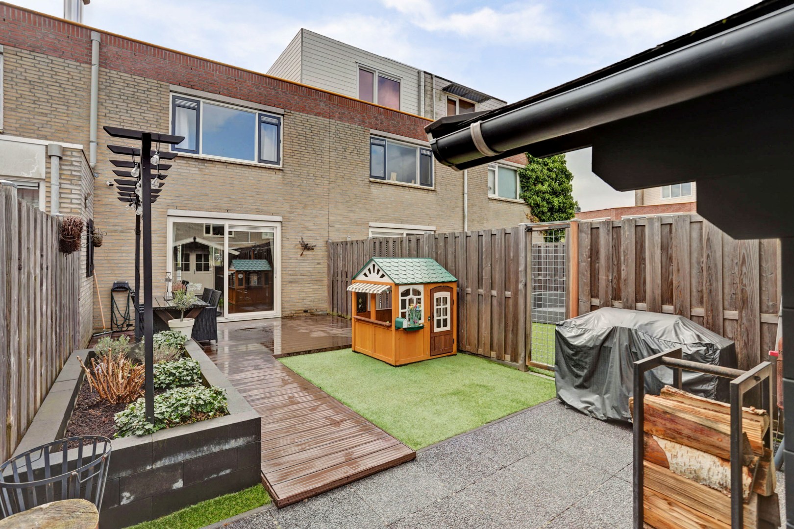 Energiezuinige (A-label) en uitstekend onderhouden 4-kamer tussenwoning met voor- en achtertuin met houten berging! 