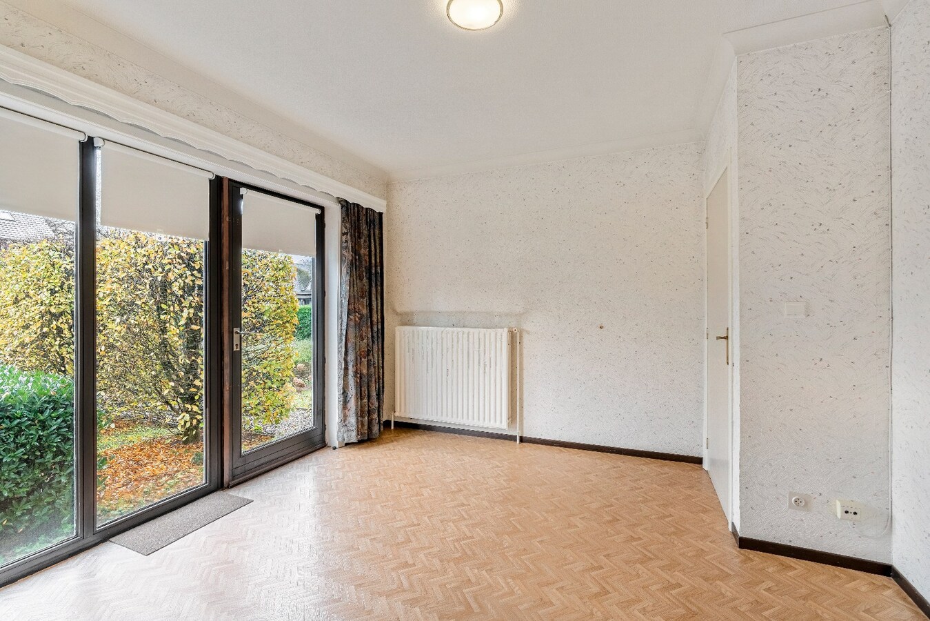 Te renoveren karakteristieke bungalow, 3 Slpk, ruime kelder met garage, op toplocatie 