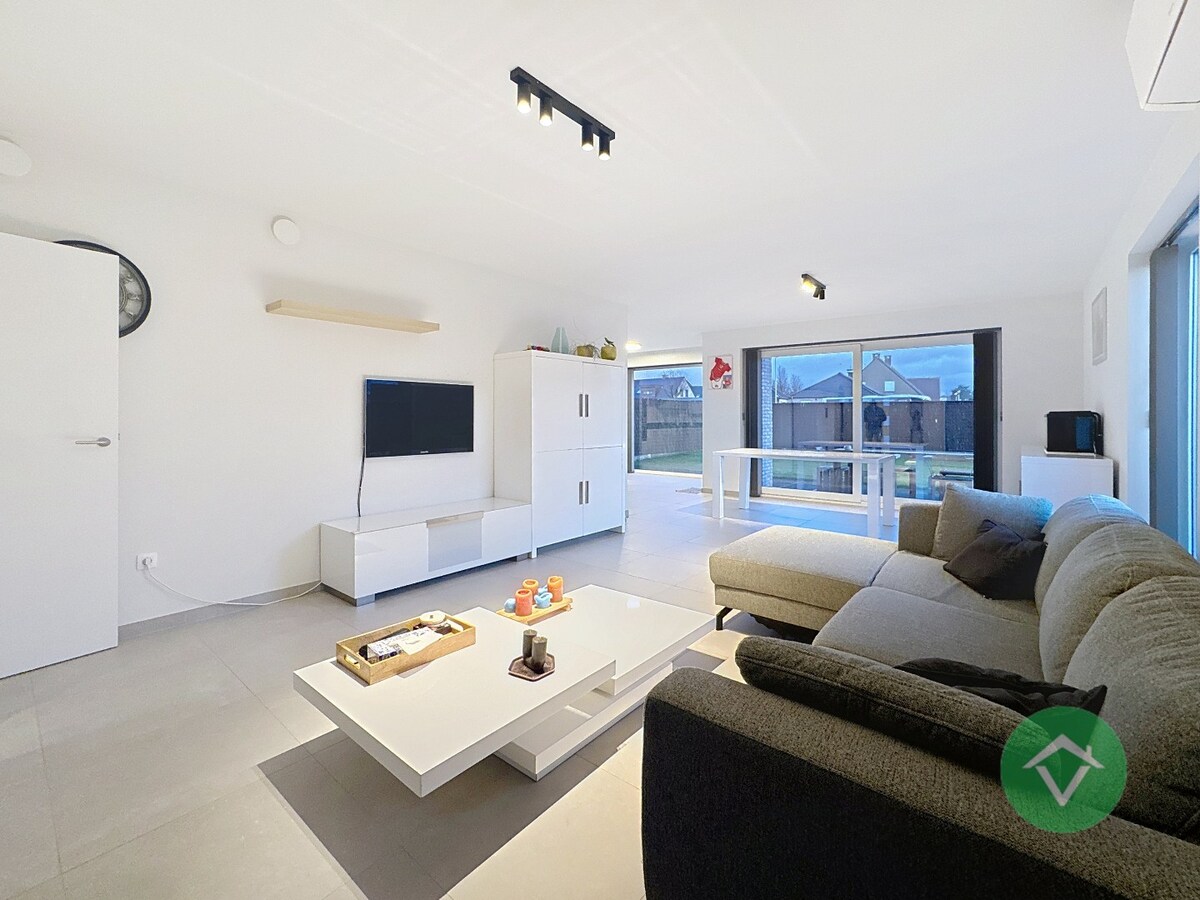 Recent halfopen nieuwbouwwoning te Koekelare. 