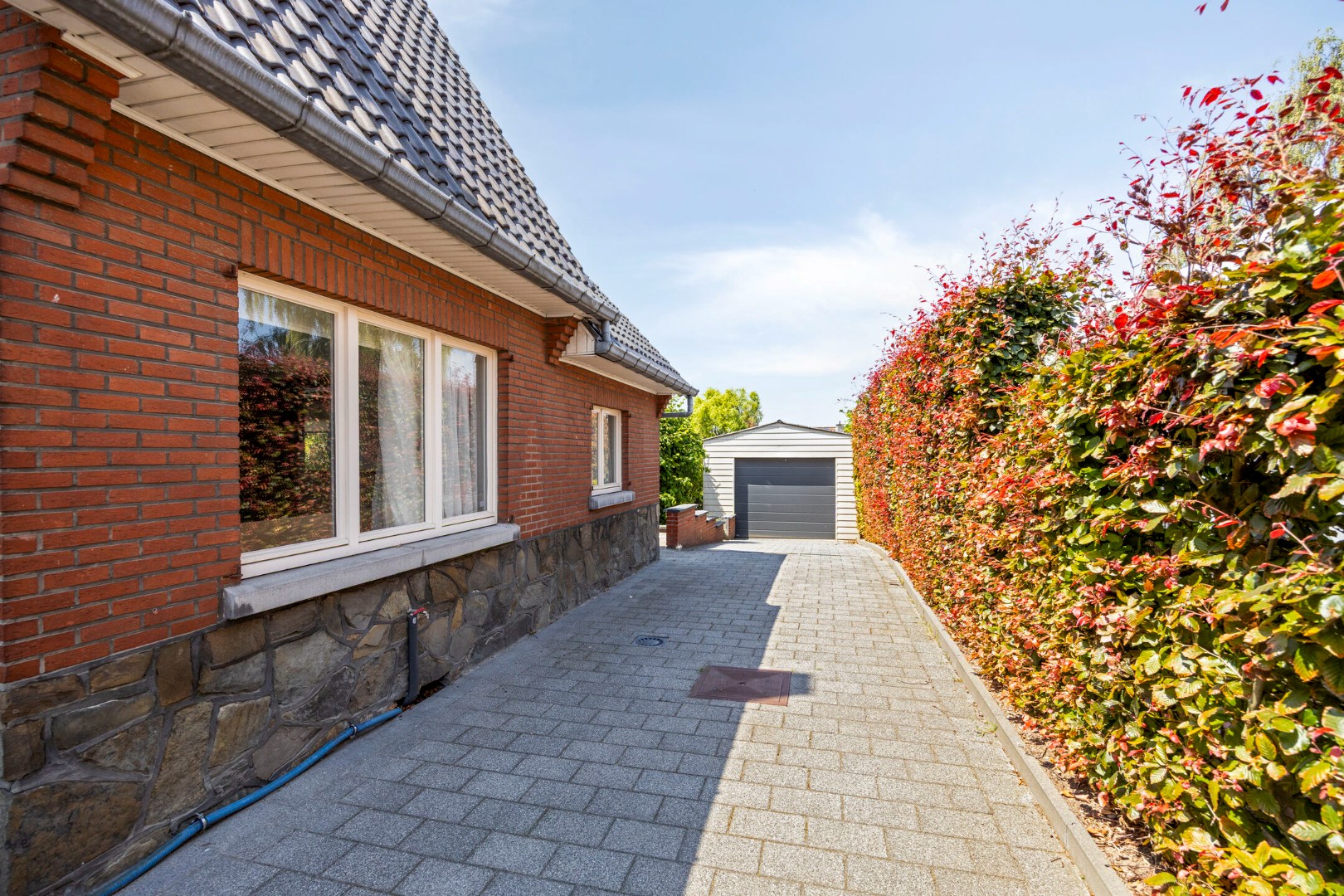 Inrit met doorgang garage