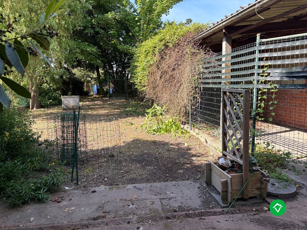 Voormalig handelspand met woonst – totaal te renoveren of te slopen tot projectgrond in centrum Koekelare 