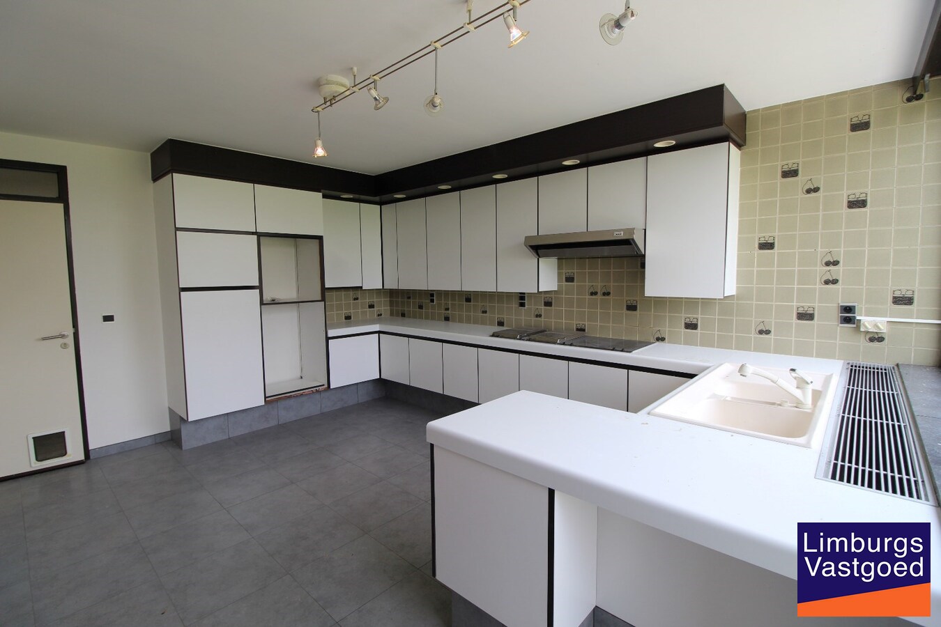 Ruime villa, 308m², 4 slpk, uitzicht op velden, 19a49ca 