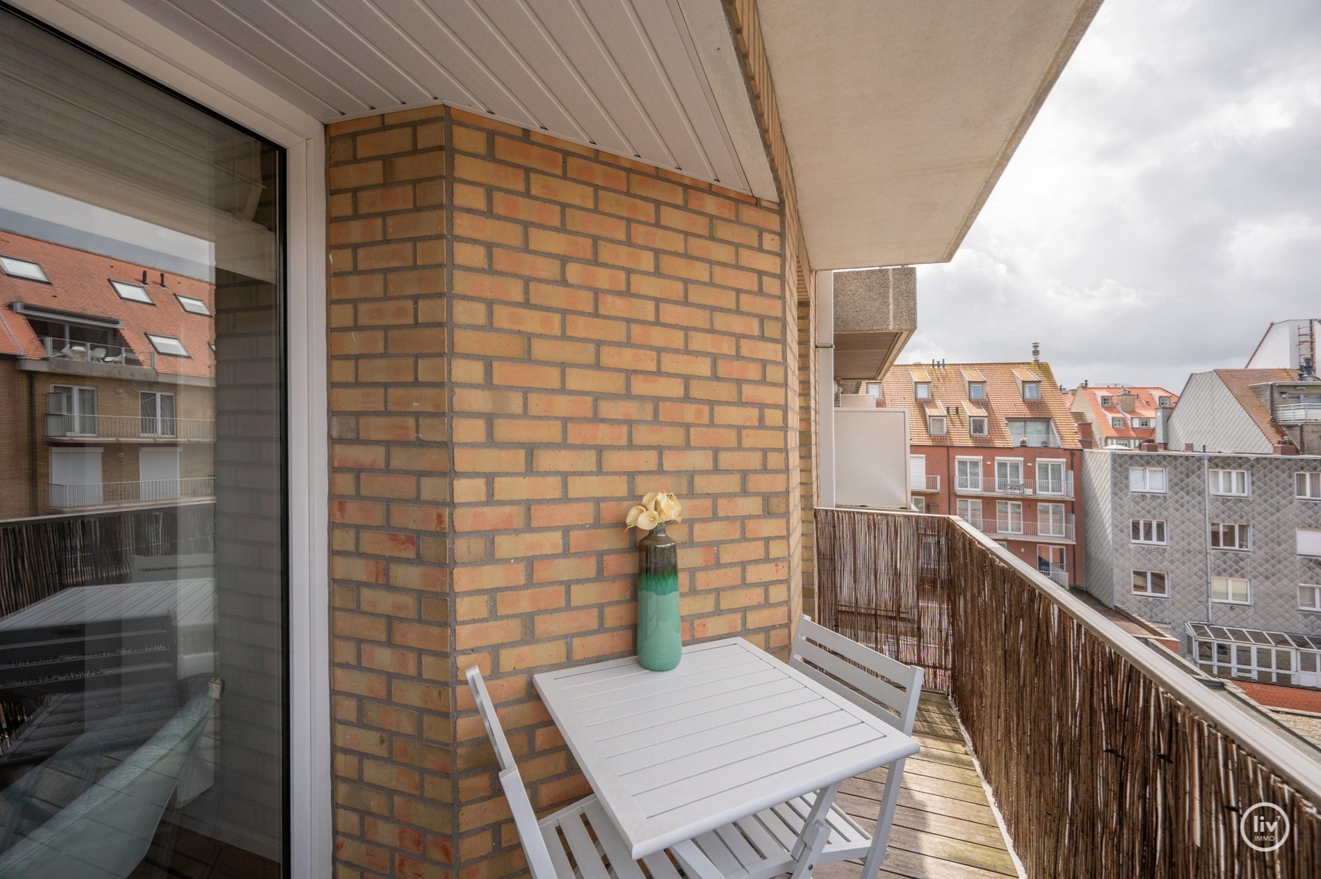 OPENDEURDAG Zaterdag 29/08 - tussen 14u en 16u:  Luxueus volledig gerenoveerd 3 slaapkamer appartement te Parmentierlaan gelegen nabij de Zeedijk. 