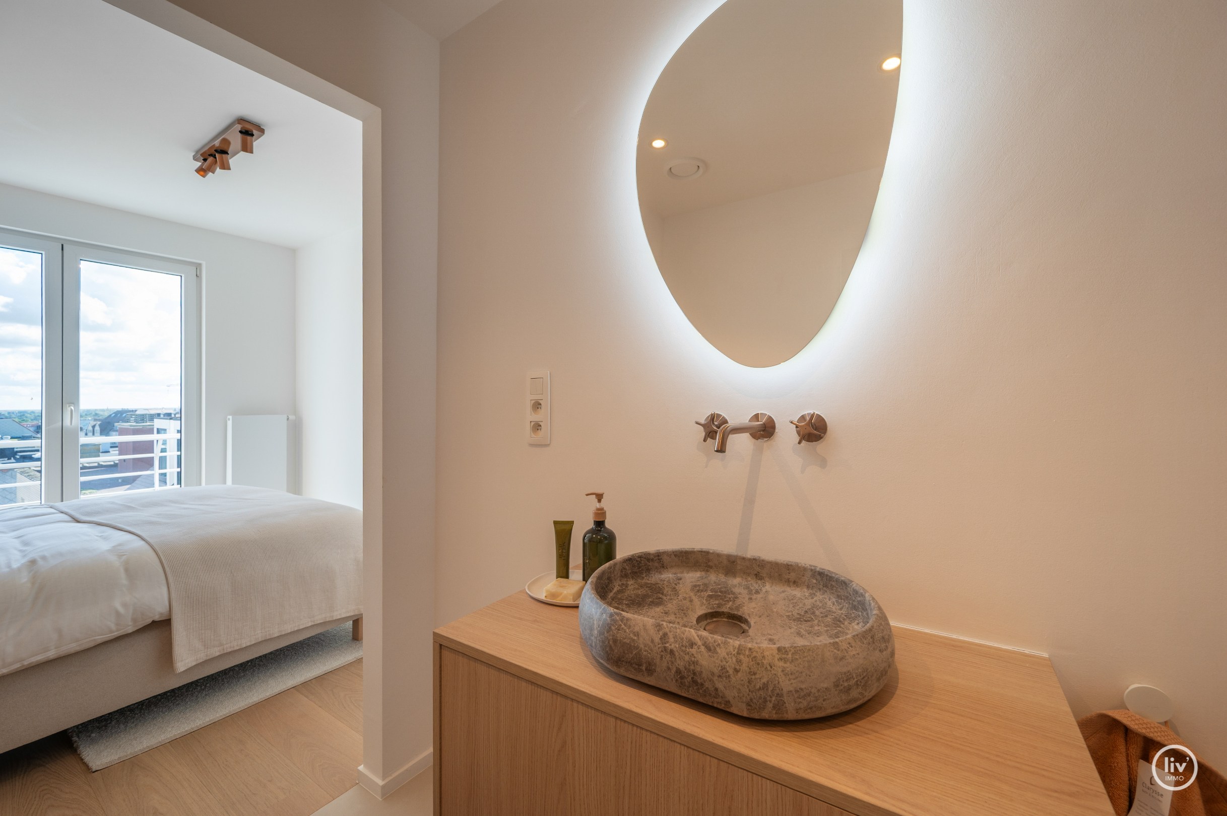 Prachtig gerenoveerd appartement op de zevende verdieping, op een absolute topligging aan de Zeedijk tussen het Lichttorenplein en het Albertplein. Dankzij de hoge ligging geniet het appartement van e 
