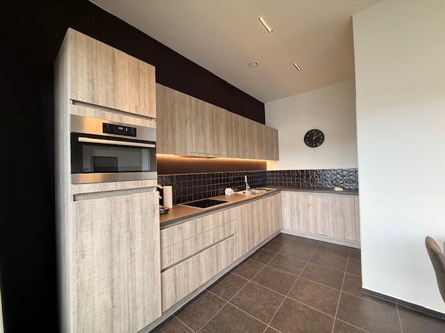 Nieuwbouwappartement met 1 slaapkamer, terras en autostandplaats te Maasmechelen. 