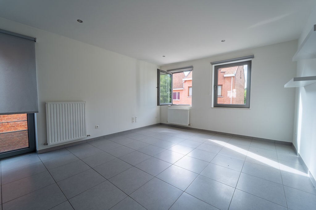 GUNSTIG GELEGEN 2 SLAAPKAMER APPARTEMENT 94 M² MET ONDERGRONDSE AUTOSTANDPLAATS EN KELDERBERGING IN HET CENTRUM VAN ZOLDER 