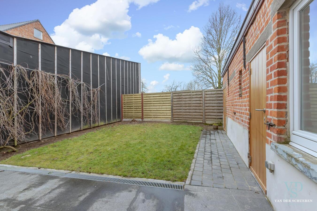 Degelijke, karaktervolle woning met tuintje. UNIEK AANBOD ! 