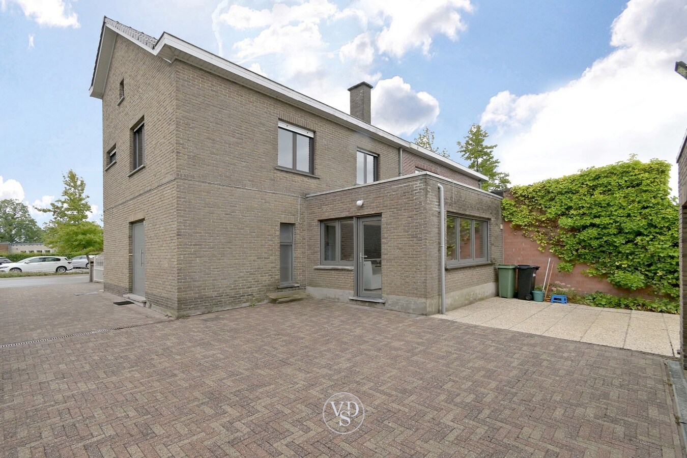 Degelijke Half Open Bebouwing. 