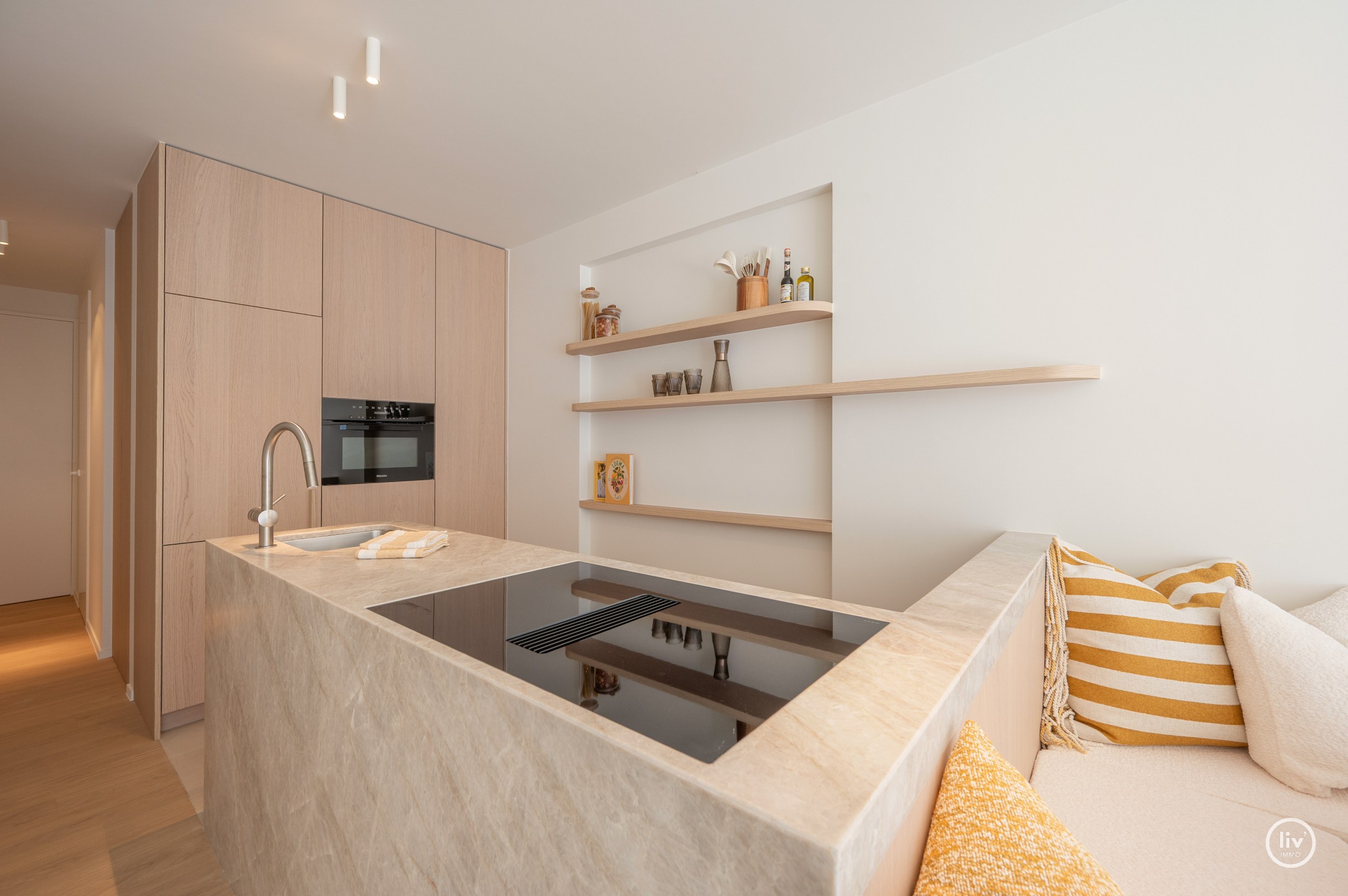 Luxueus gerenoveerd tweeslaapkamerappartement op toplocatie te Dumortierlaan. 