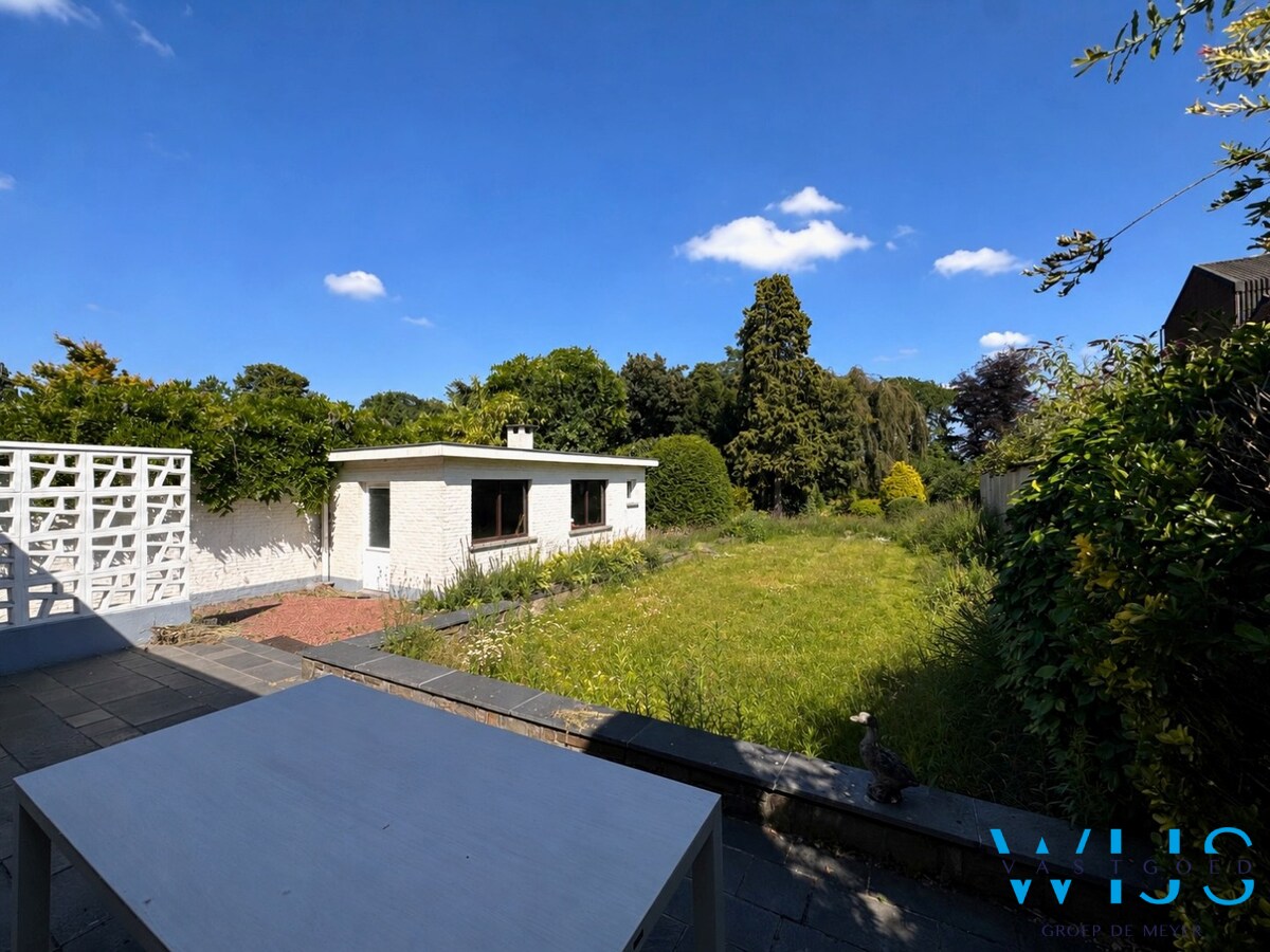 Karaktervolle en instapklare woning met uitzonderlijk perceel van 1.445 m² in hartje Ertvelde 