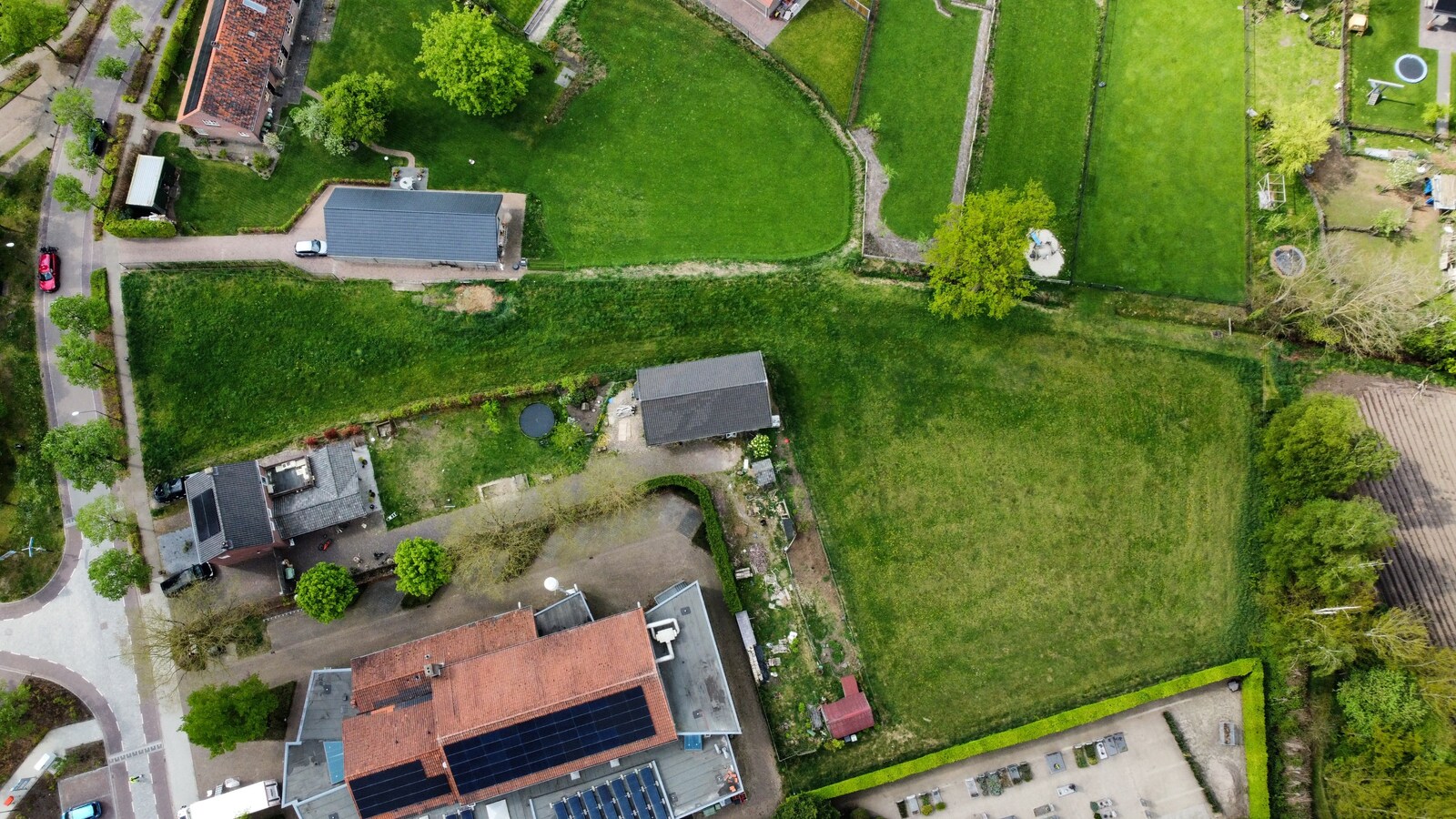 Ruime bouwkavel te koop van 3.405 m2 voor de bouw van een vrijstaande woning met bijgebouw. 