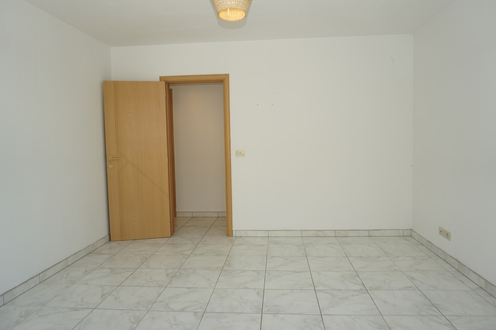 APPARTEMENT SPACIEUX AVEC TERRASSE DANS LE CENTRE D'OSTENDE 