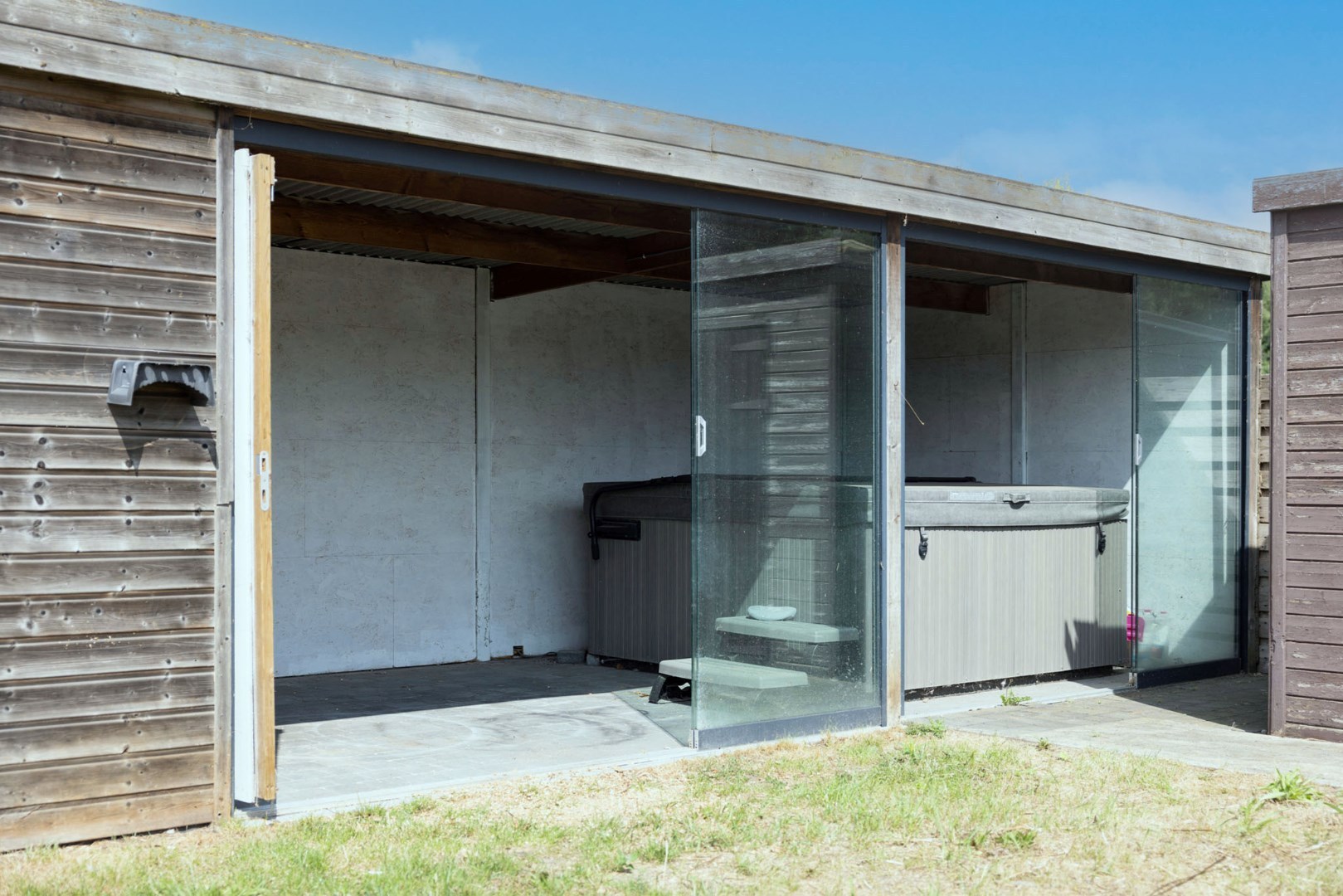 Bungalow met 2 slpks en bijgebouwen landelijk gelegen te Adegem 