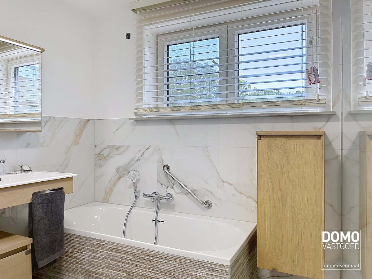 VOLLEDIG GERENOVEERDE WONING MET 3 SLAAPKAMERS EN ZUIDGERICHTE TUIN 