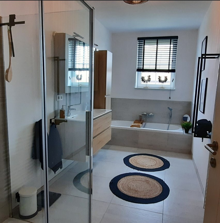 Een zeer goed afgewerkte en verzorgde recente woning, met 3 ruime slaapkamers, carport en fraaie tuin. 