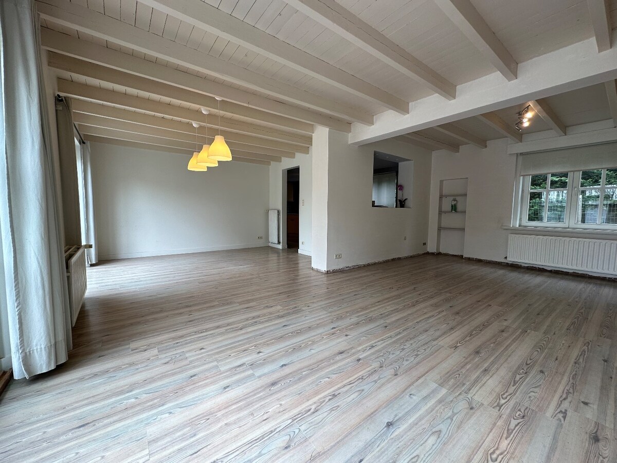 Rustig gelegen alleenstaande woning met ruime loods te Ichtegem 