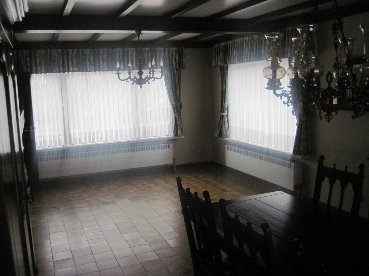 Bijzonder degelijke en ruime Half Open Bebouwing. 