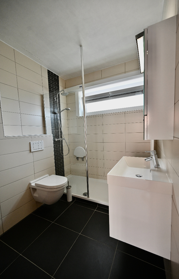 KNAPPE BEL-ETAGE WONING MET GARAGE EN ZUID-GERICHTE TUIN 