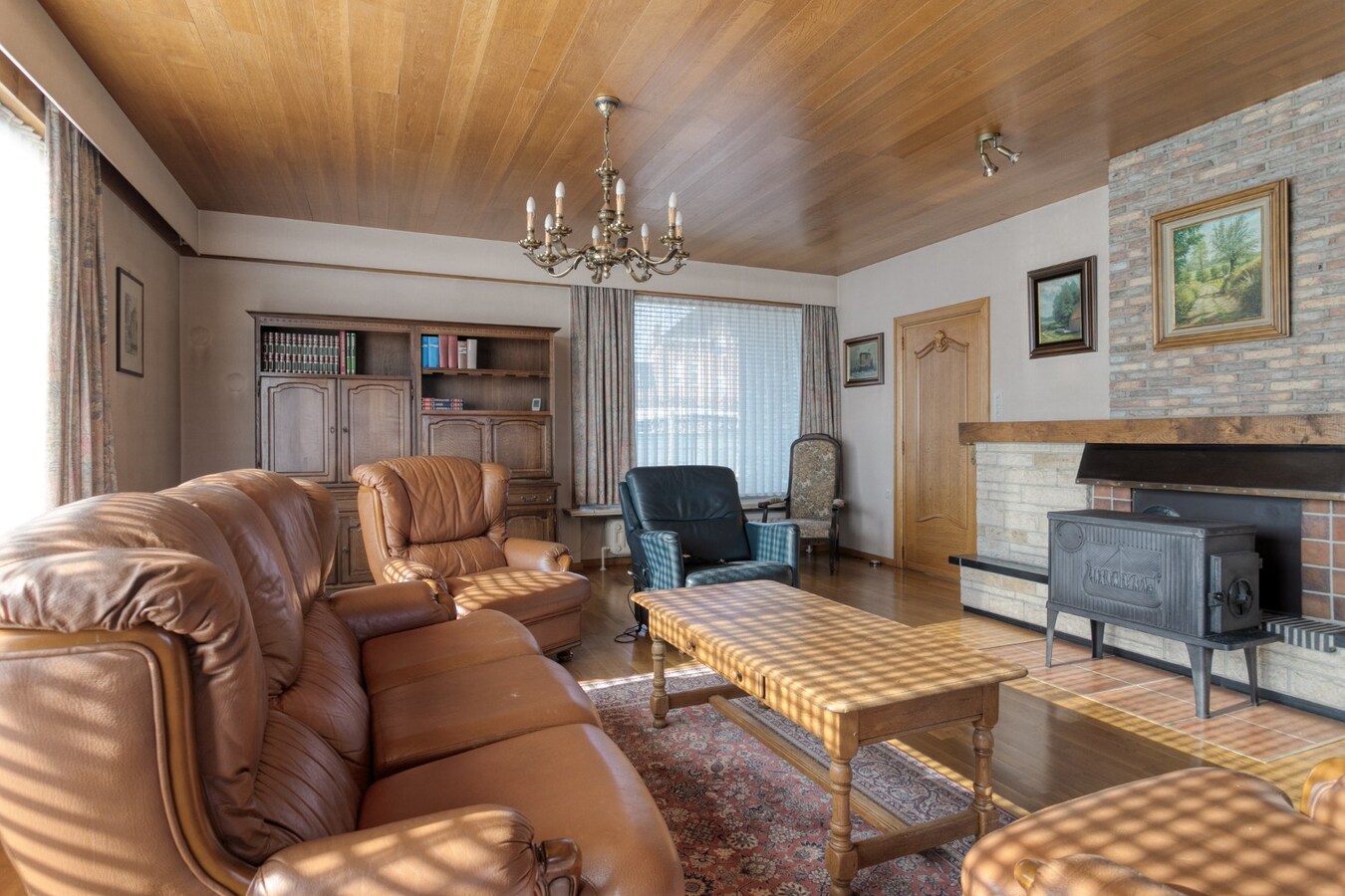 Ruime woning met 4 slaapkamers, veranda en volledig onderkelderd perceel (615 m²) 