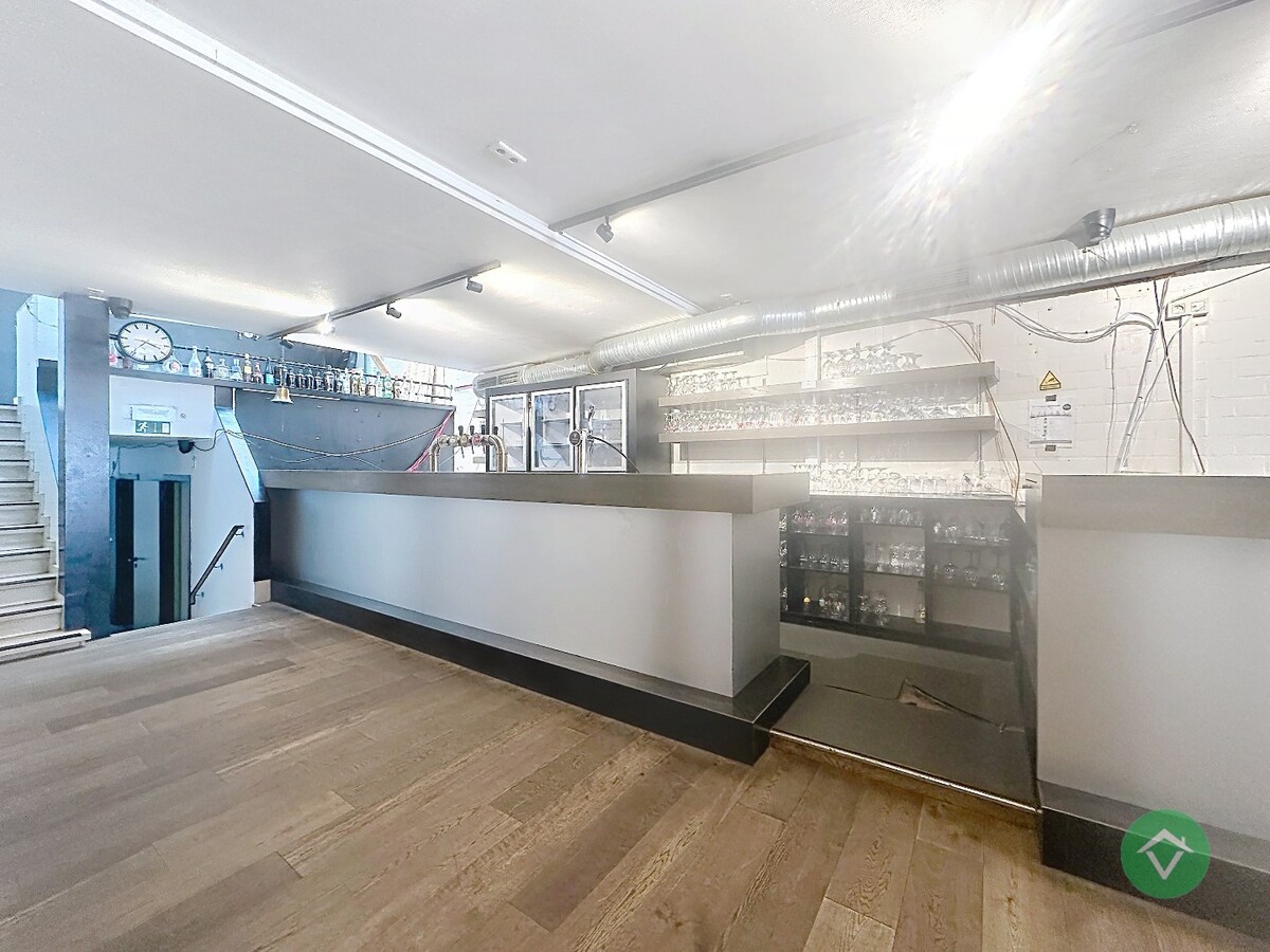 Centraal gelegen handelszaak, met tal van mogelijkheden, op de Markt van Torhout 