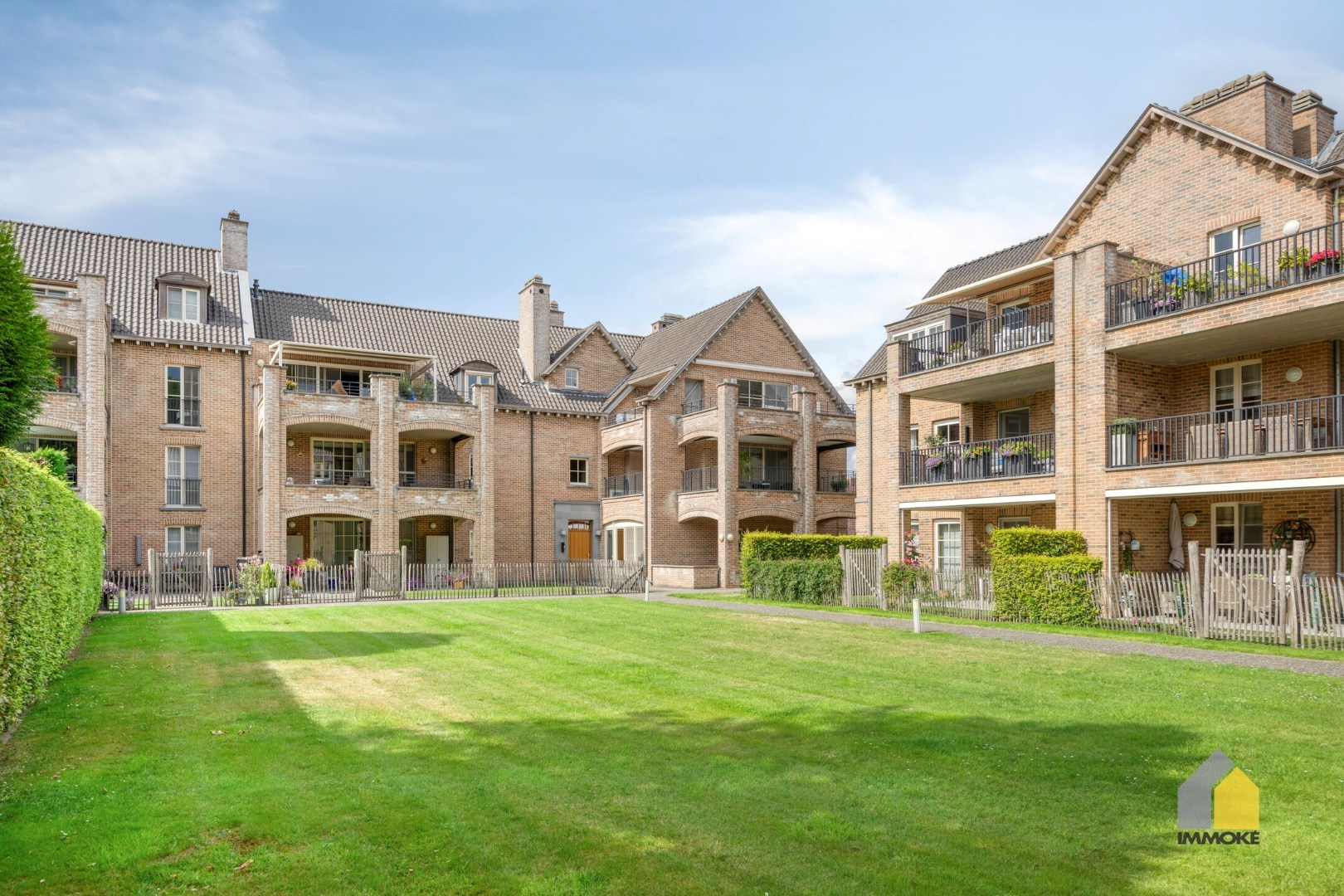 Gelijkvloers appartement met 2 slpks, stadstuin en autostaanplaats. 