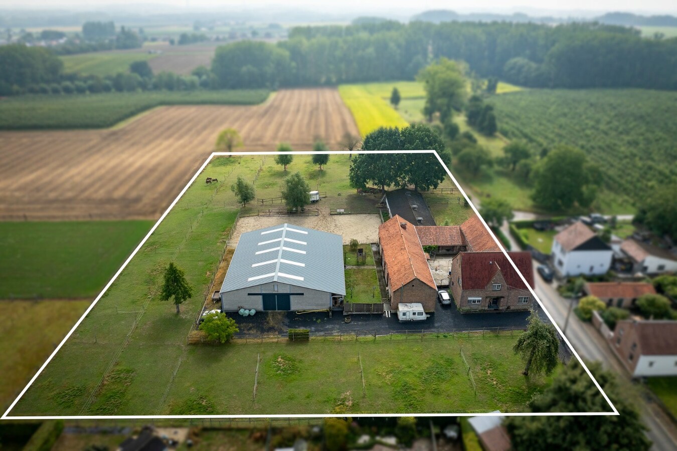 Ruime woning met buitenpiste en kleine binnenpiste op ca. 1,03ha te Hoeselt 