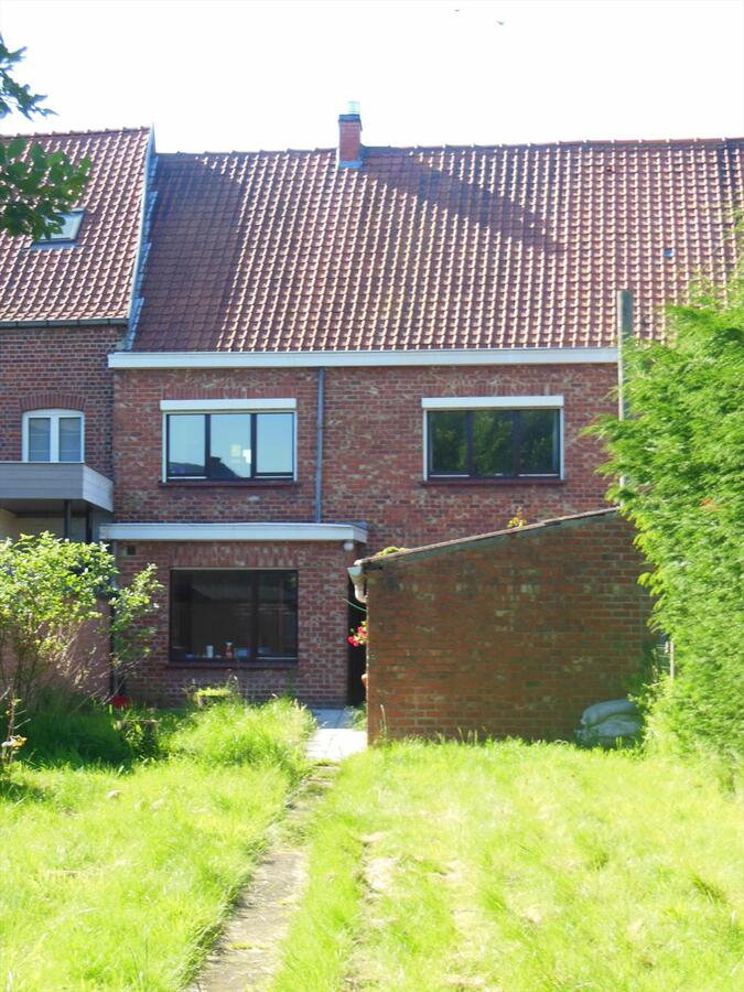 Rijwoning met zonnige tuin en garage 