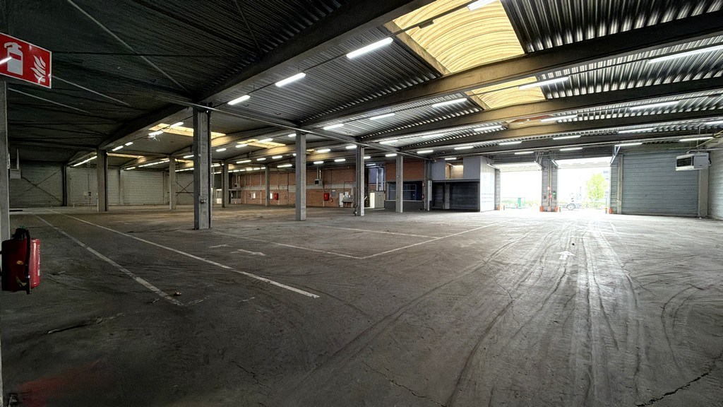 Magazijn met kantoren te huur langs E34 in Beveren