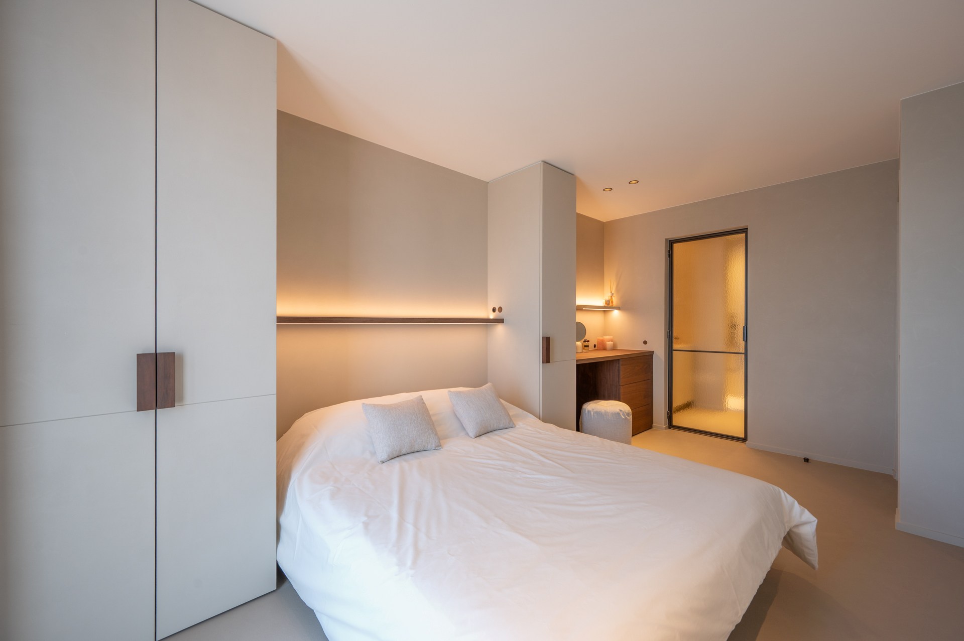 Prachtig gerenoveerd en instapklaar appartement met 3 slaapkamers en frontaal zeezicht, gelegen in een prestigieuze residentie op de zeedijk in het Zoute. 