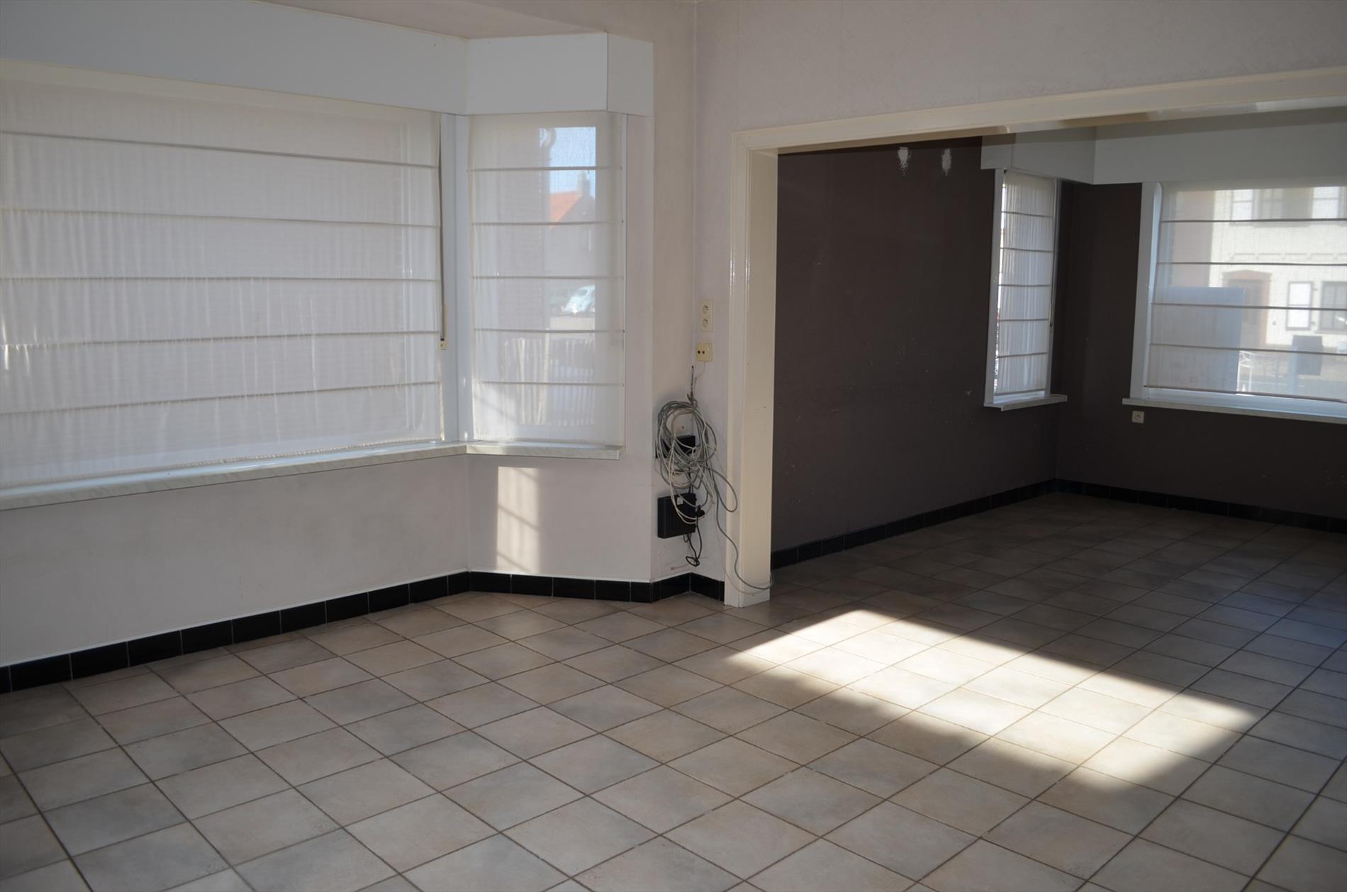 Op te frissen woning op 540m² met 3 slpks, garage en tuin te Adegem 