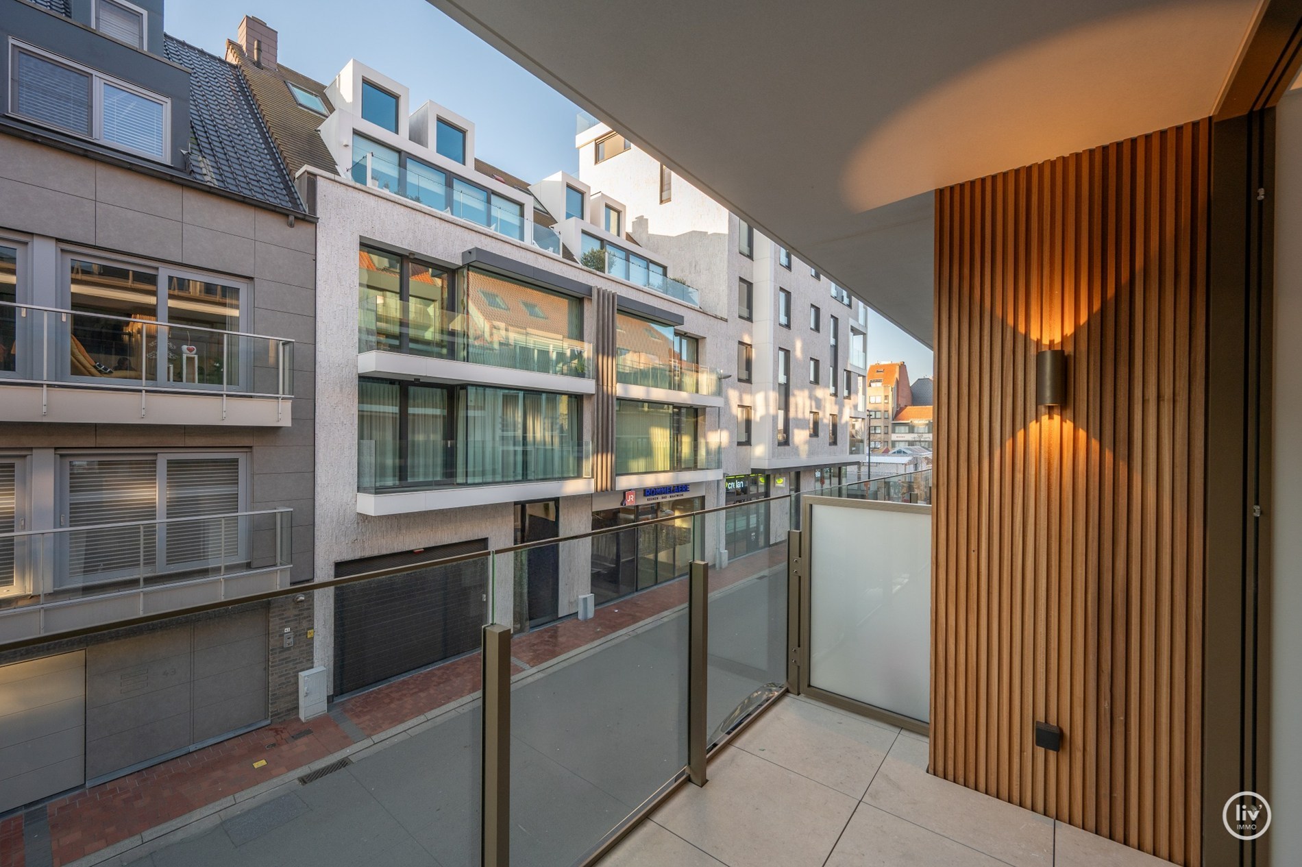 ONGEMEUBELD - NIEUWBOUWPROJECT MADELEINE: Modern appartement met 2 slaapkamers gelegen in het centrum van Knokke. 