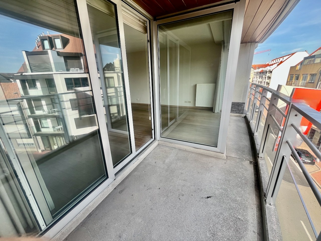 Non-meublé - Grand appartement résidentiel avec une belle vue dégagée, situé en plein centre près de l'avenue Lippens. 