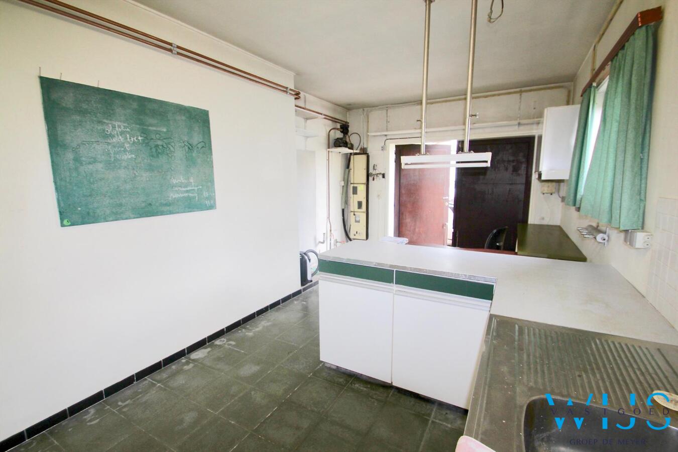 Op te frissen bungalow op een prachtig perceel van 960 vierkante meter te Oostakker ! 