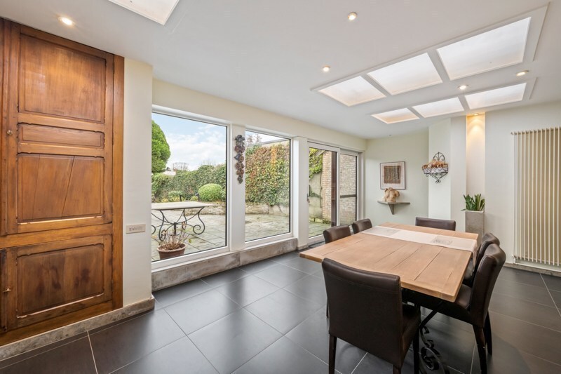 Uitstekend gelegen handelspand met woonst in Eernegem 