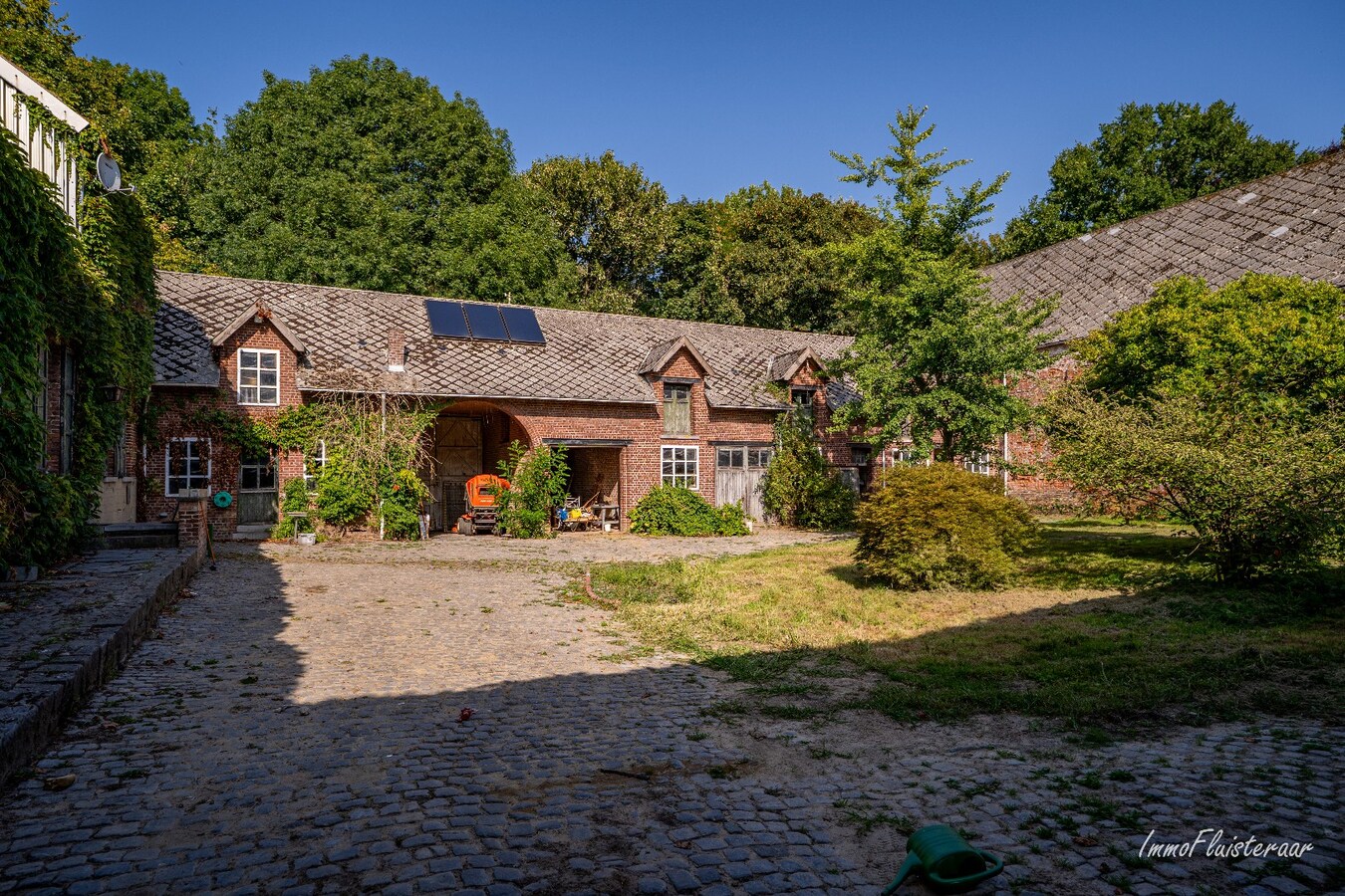 Unieke vierkantshoeve op een landelijke locatie op ca. 3 ha te Herne. 
