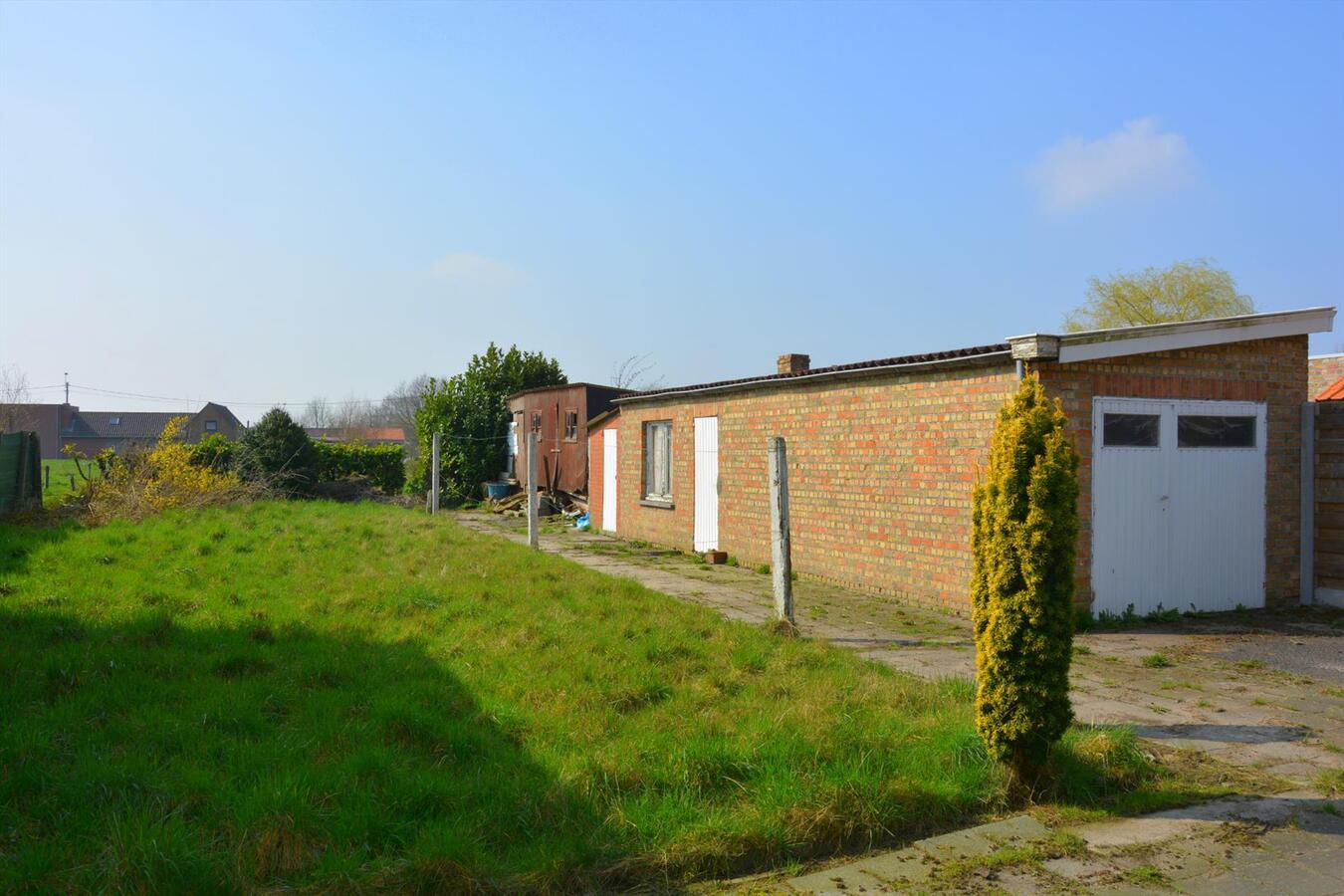 Op te knappen vrijstaande woning 