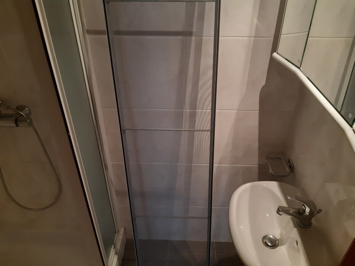 Ruim appartement met 2 terrassen naast Carrefour. 