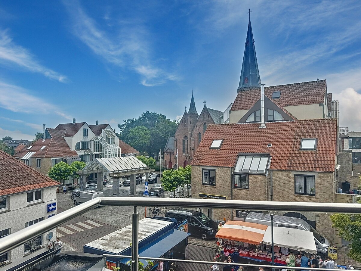 Opbrengsteigendom bestaande uit 3 appartementen en handelsgelijkvloers gelegen in het centrum van Koekelare 