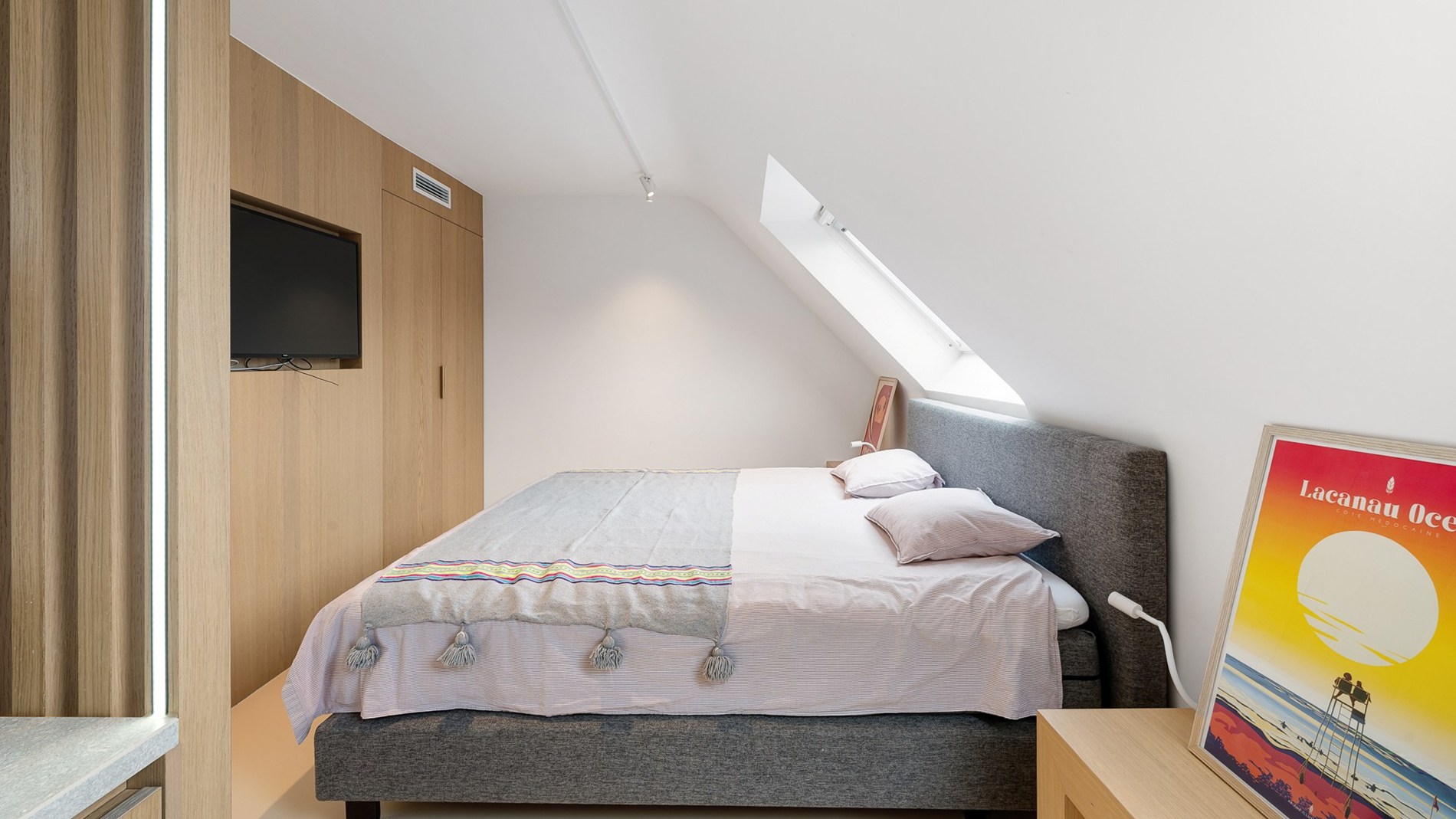 Magnifiek gerenoveerd duplexappartement met 3 SLAAPKAMERS VOOR DUBBEL BED en 3 badkamers. Ruim TERRAS vooraan en achteraan. Ideaal gelegen, rustig maar toch nabij Zeedijk en Lippenslaan. 